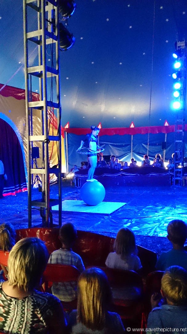 Balance in blue, holahoop