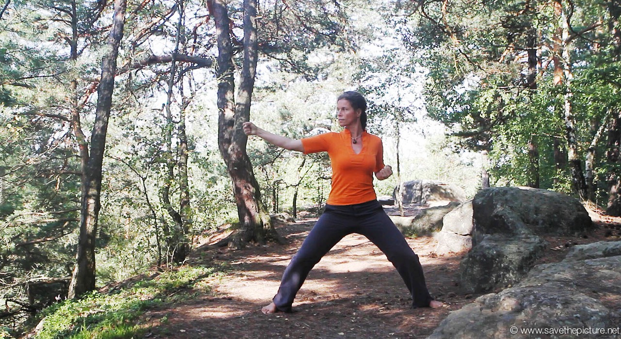 Hachidankin Punching with
Angry Gaze Right