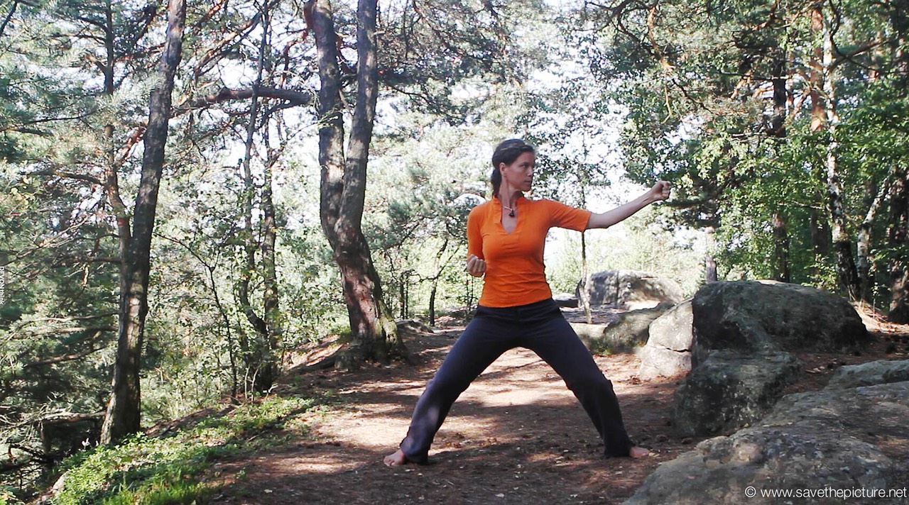 Hachidankin Punching with
Angry Gaze Left