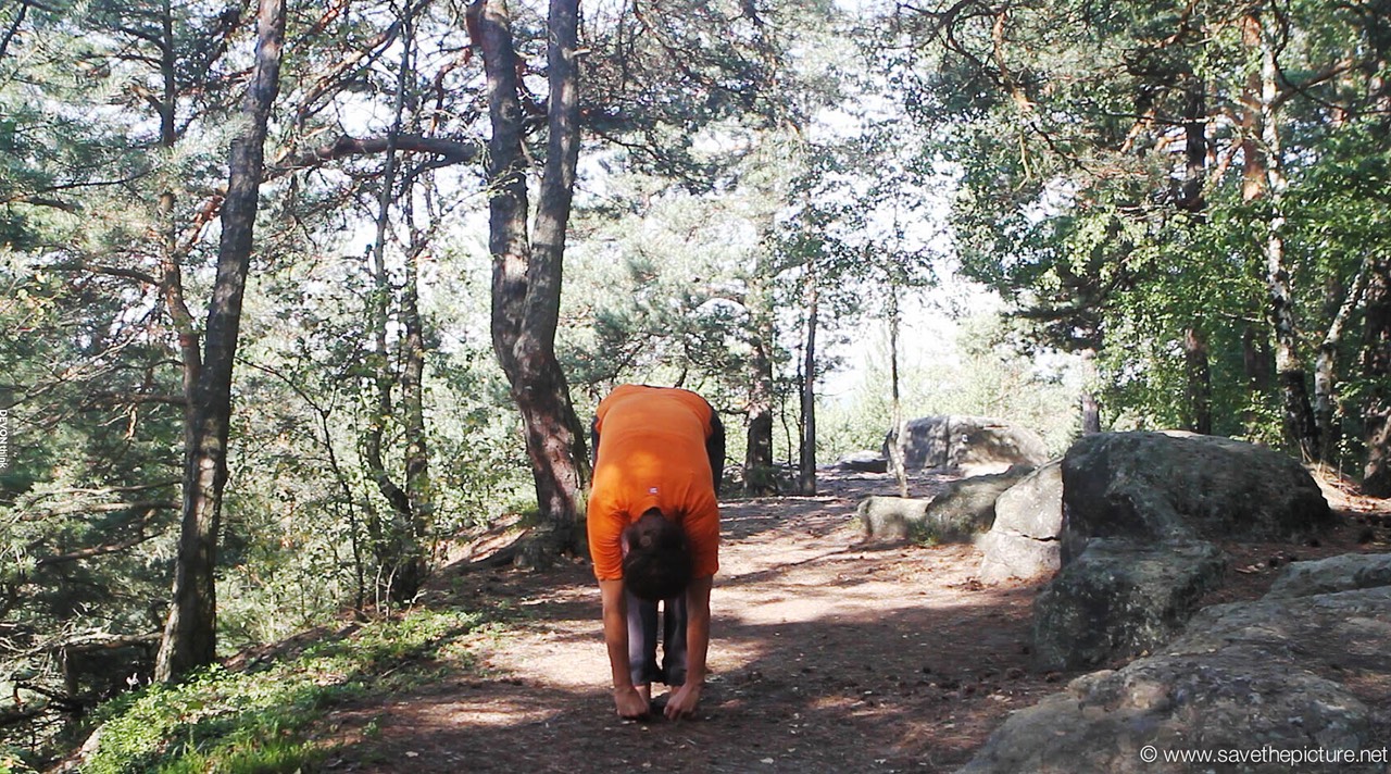 Hachidankin Touch your toes
and slowly straighten up