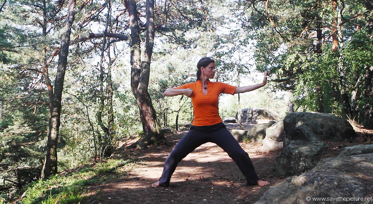 Hachidankin Draw the bow 
to the left