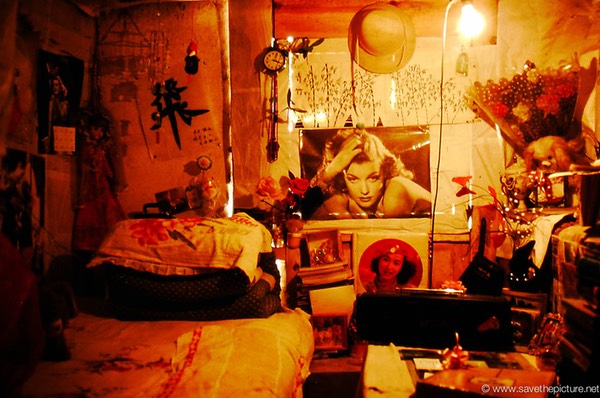 Naxi gilrs room Lijiang